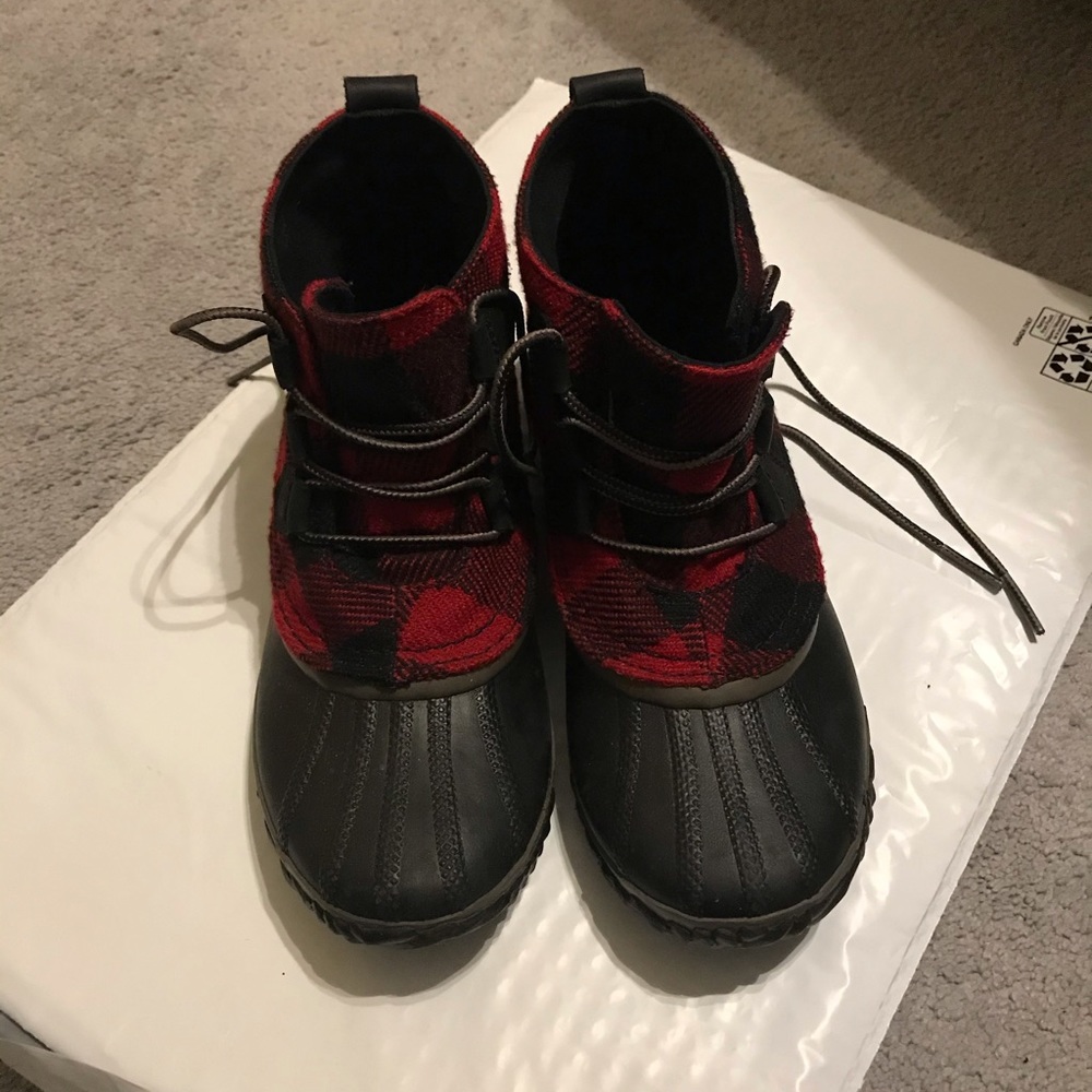 Red Plaid Sorel Out N About Short Boots Size 8.5